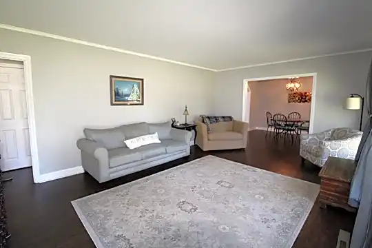 524 Benton Ct Photo 2