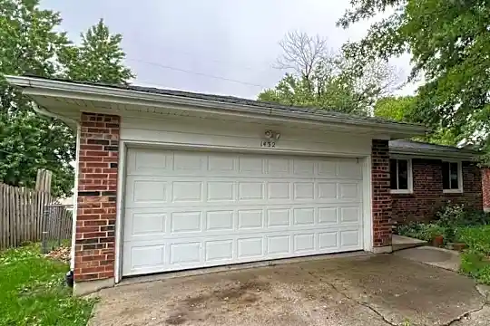 1432 S Lovers Ln Photo 1