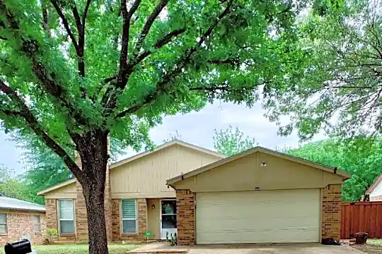 308 Royal Field Dr Photo 1