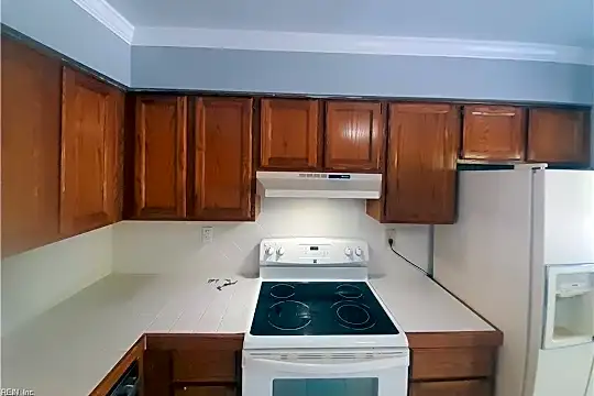 3133 Radcliffe Ln N Photo 2