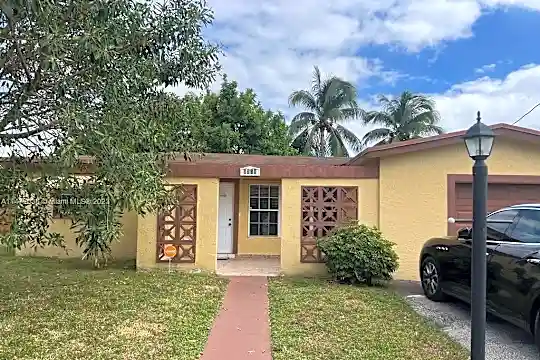 3596 NW 38th Ave Photo 2