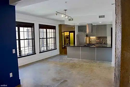 810 S Spring St Photo 1