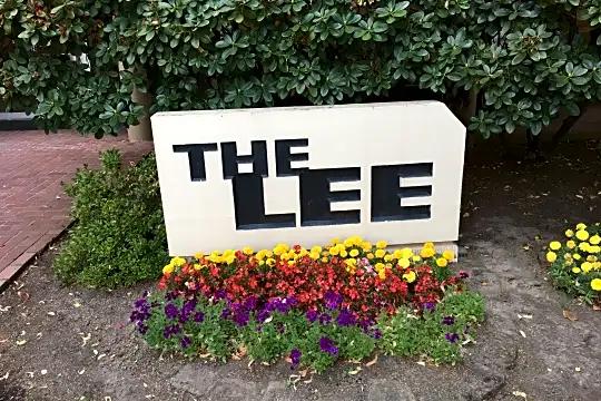 Lee Apartments Photo 2
