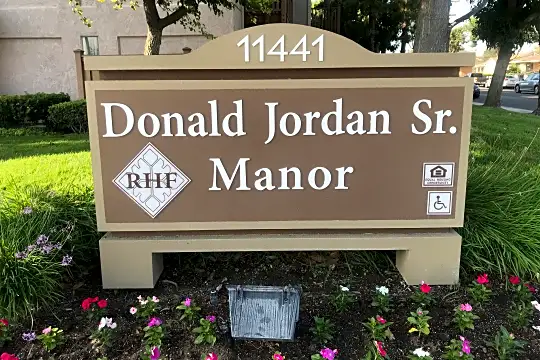 Jordan Manor Photo 2