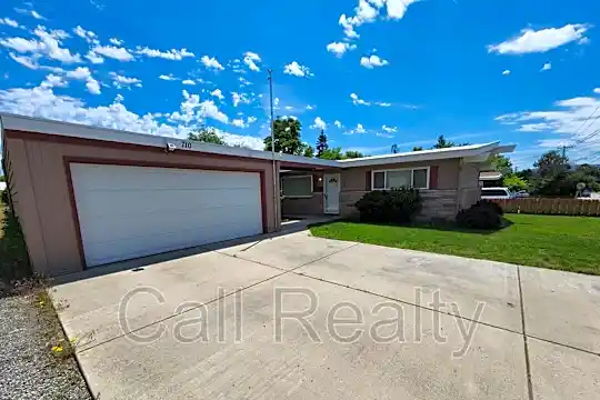 708 N University Photo 1
