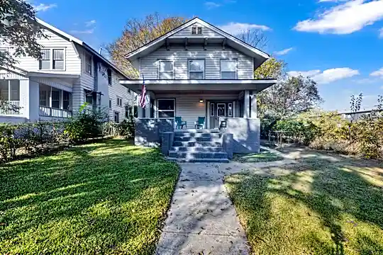 2348 Court R Photo 2