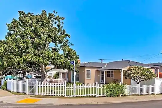 LA Home 15mins fr LAX (Airport) - Houses for Rent in Carson, California,  United States - Airbnb