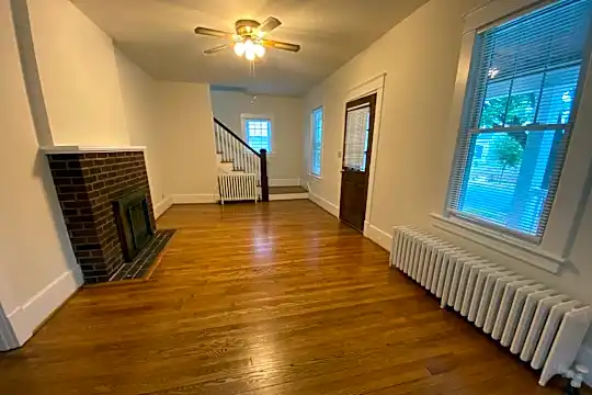 907 Brompton St Photo 2