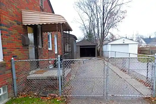 18747 Roscommon St Photo 2