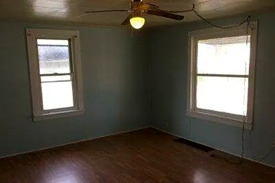 3037 Taft Ave NE Photo 2