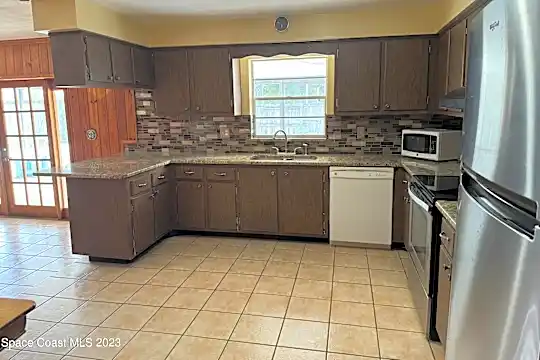 155 Perth Ave Photo 2
