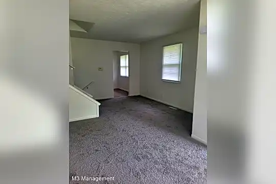 4902 Robin Dr Photo 2