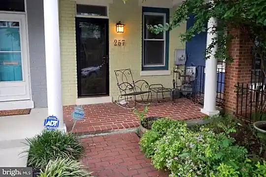 257 14th Pl NE Photo 1