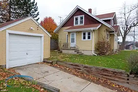 148 Diamond Ave NE Photo 2
