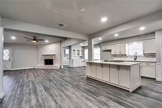 2913 Roundrock Trail Photo 2