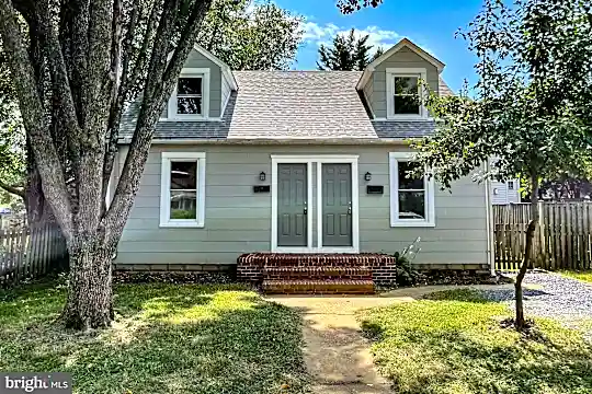 1021 Park Ave Photo 2