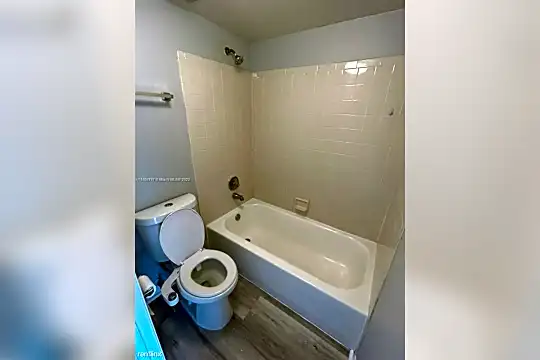 752 Executive Center Dr Photo 2