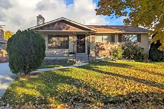 734 Catherine St W Photo 1