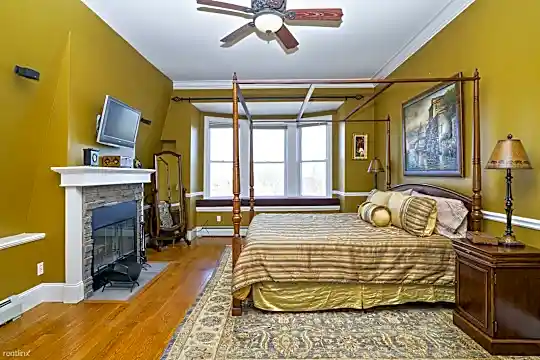 8 Centre St Photo 2