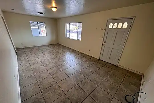 562 Fern Ave Photo 2