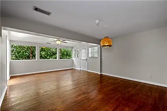 557 Glenwood Pl SE Photo 1