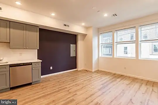 742 S 4th St #2F Photo 2