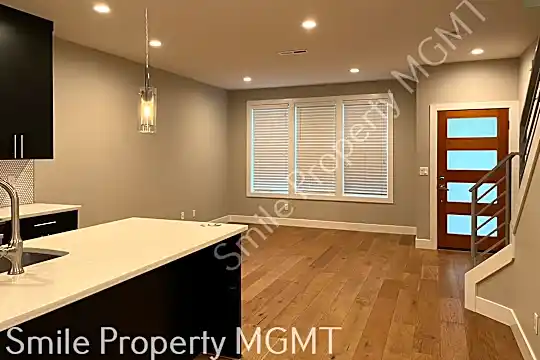 2422 SE Morrison St Photo 2