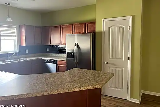 114 Waterstone Ln Photo 2