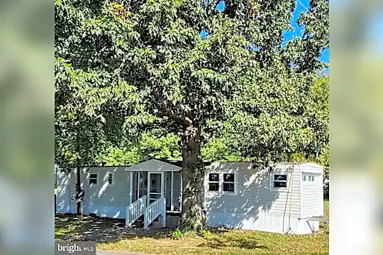 827 Back St Photo 1
