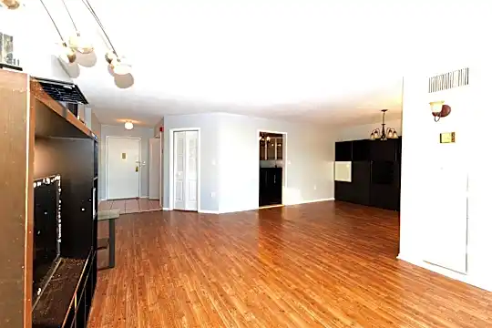 1310 Harmon Cove Tower Photo 2