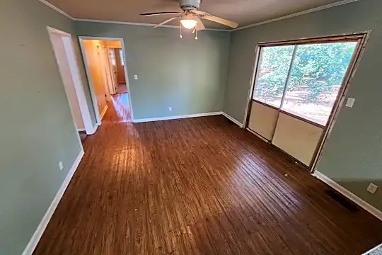 904 Deborah St Photo 2