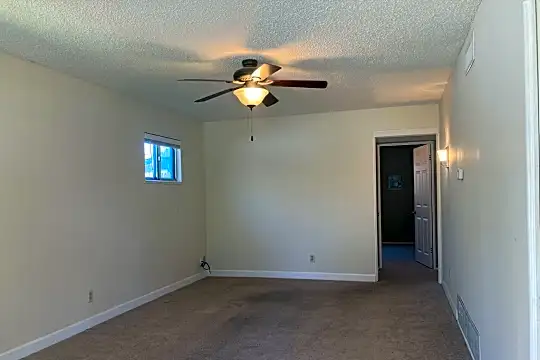 224 N Oxford Dr Photo 2
