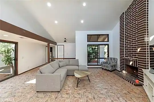 5016 Paseo De Vega Photo 2