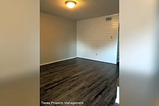 1604 Sun Valley Dr Photo 2