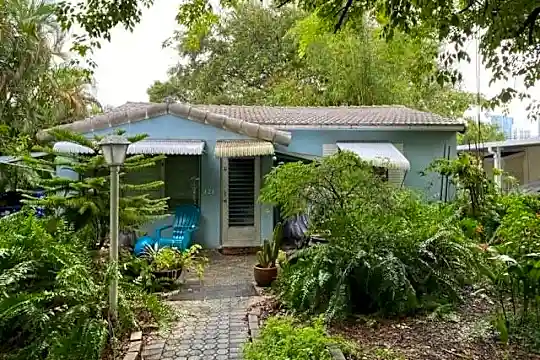 421 SW 11th St Photo 1