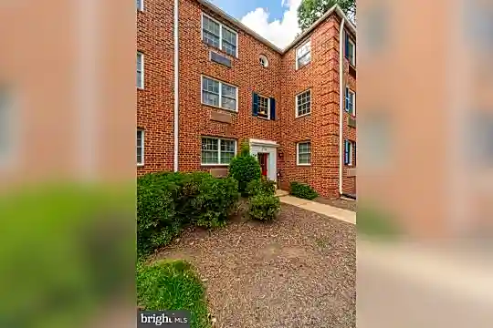 1718 W Abingdon Dr #302 Photo 2
