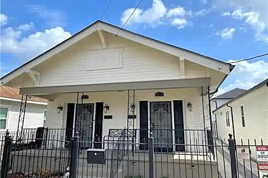2013 Mandeville St Photo 1