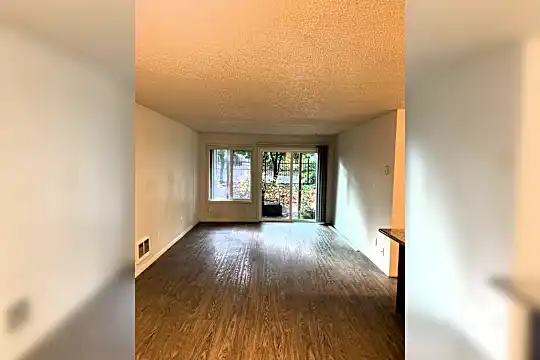 2301 SE Courtney Ave Photo 1