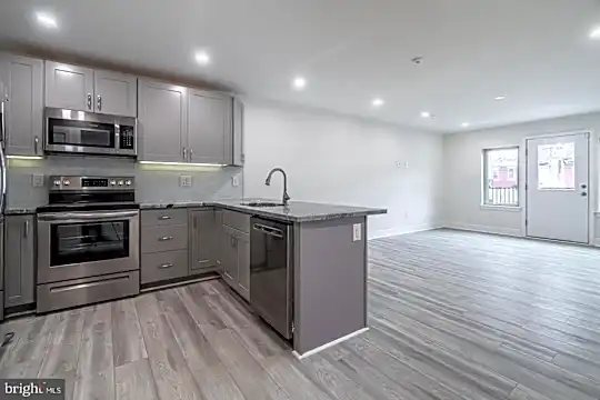 2437 W Thompson St #B Photo 2