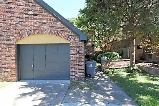 5731 Penrose Ave Photo 2