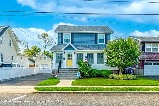 214 Atlantic Ave Photo 2