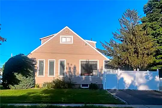 11 Ida Ave Photo 2