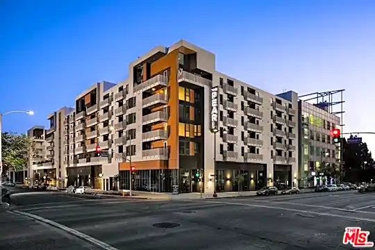 687 S Hobart Blvd #520 Photo 1