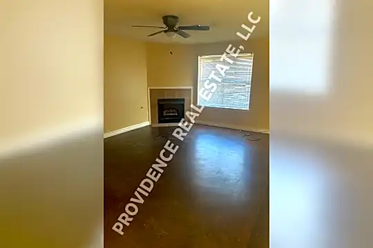 800 Center St Photo 2
