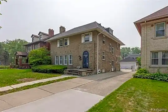 2425 Longfellow St Photo 2