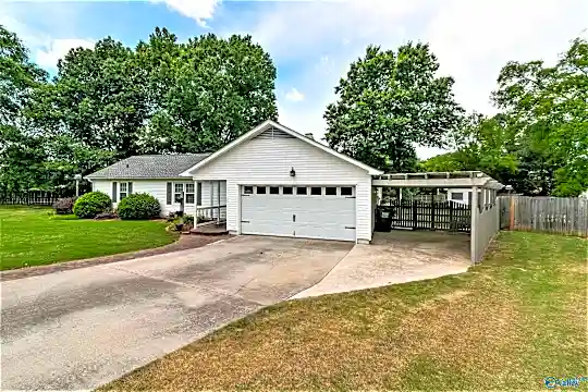 1201 Aldridge Dr SE Photo 1