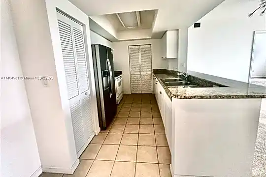 19501 W Country Club Dr #807 Photo 2