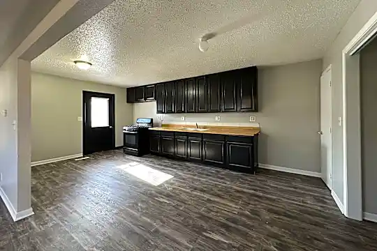 907 Short St Photo 2