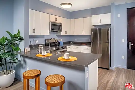 2525 Wilshire Blvd #411 Photo 2
