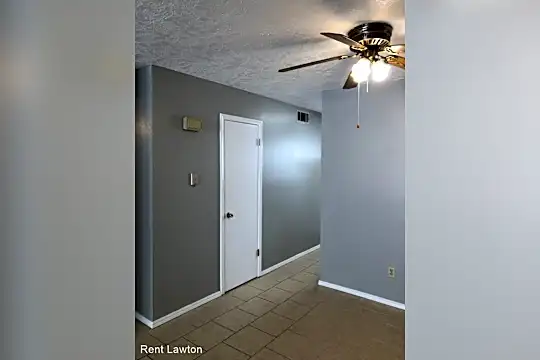 902 NE Tortoise Dr Photo 2